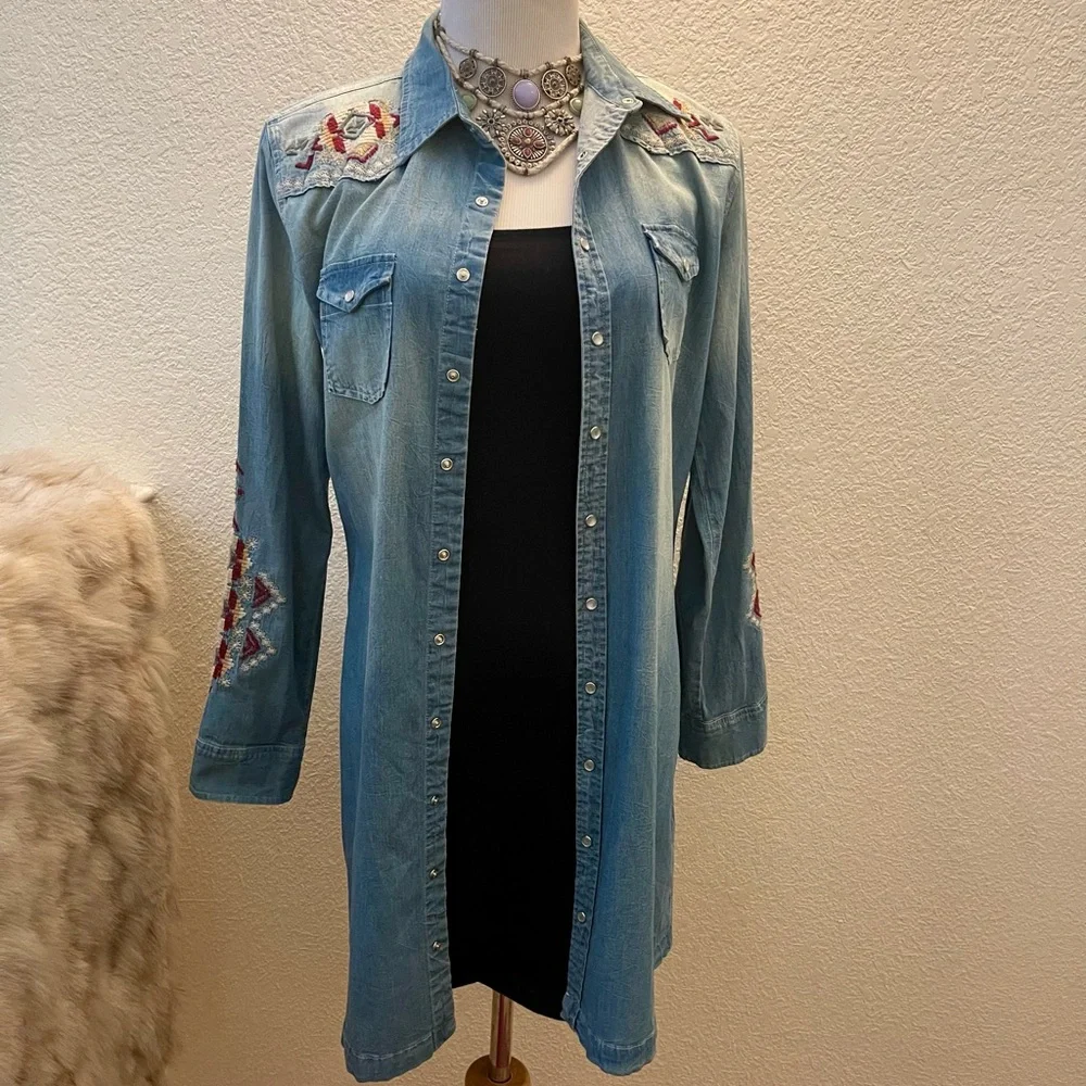 Johnny Was Denim Blue Embroidered Shirtdress with Pearl Snap Closure - Sz S - Picture 8 of 9
